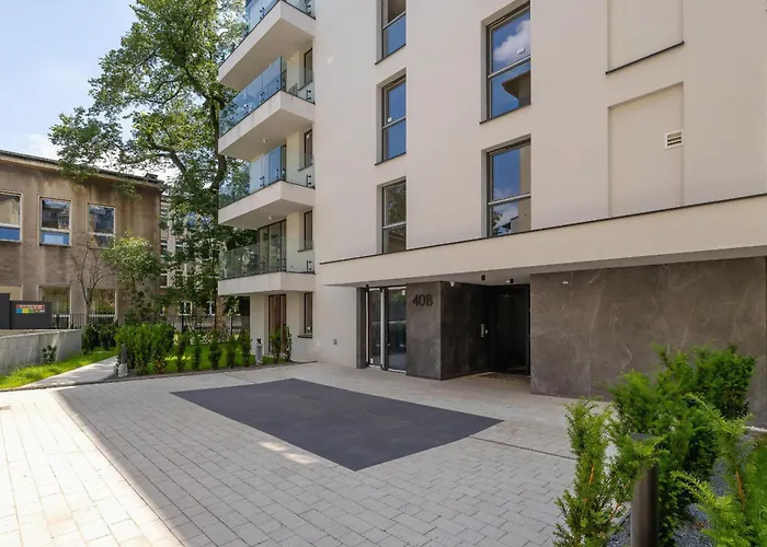 Klimatyzowane Apartamenty w Centrum Krakowa z Parkingiem i Biurkiem by Renters Prestige